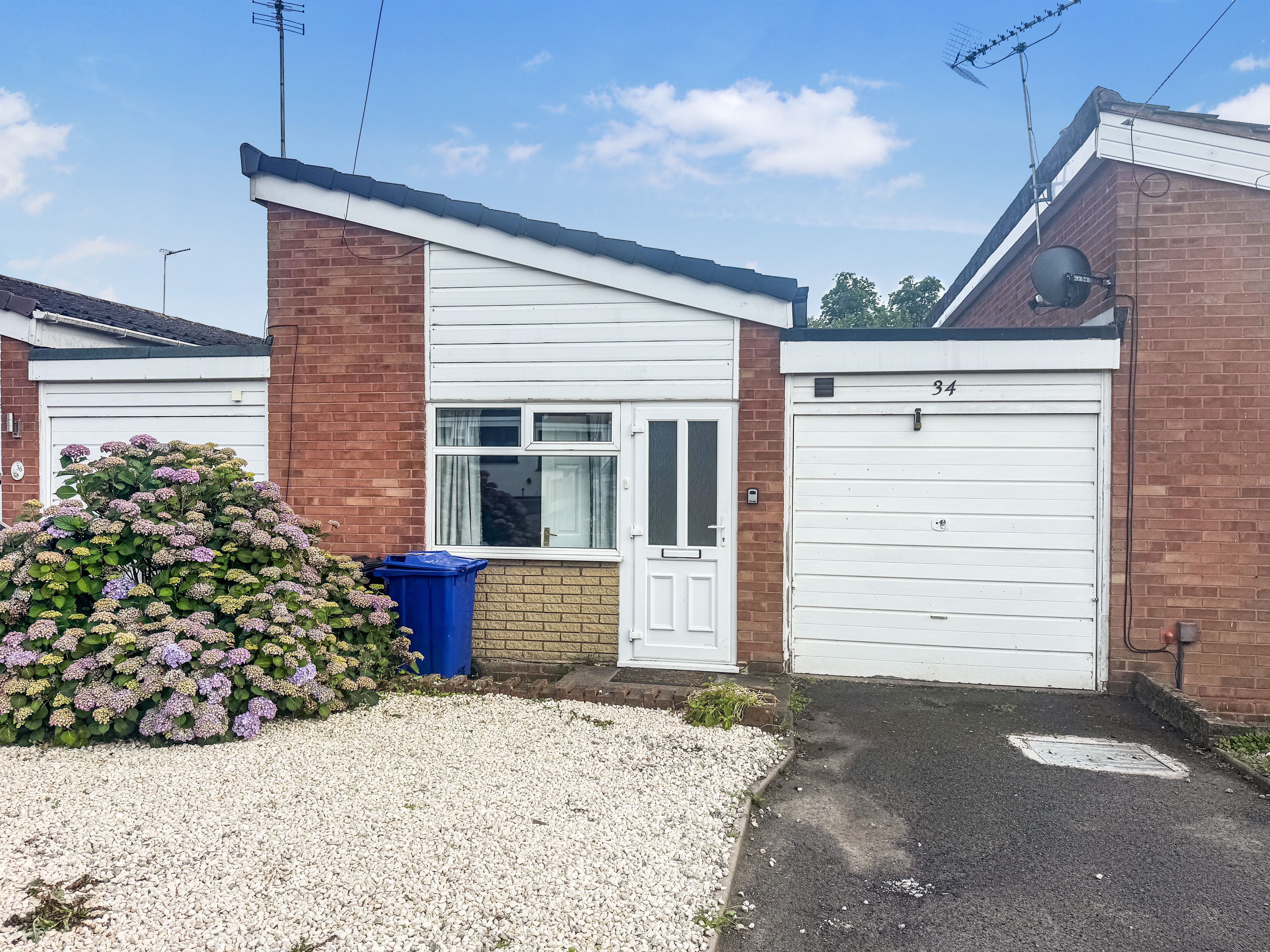 34 Earlswood Rd, Kingswinford DY6 7DX