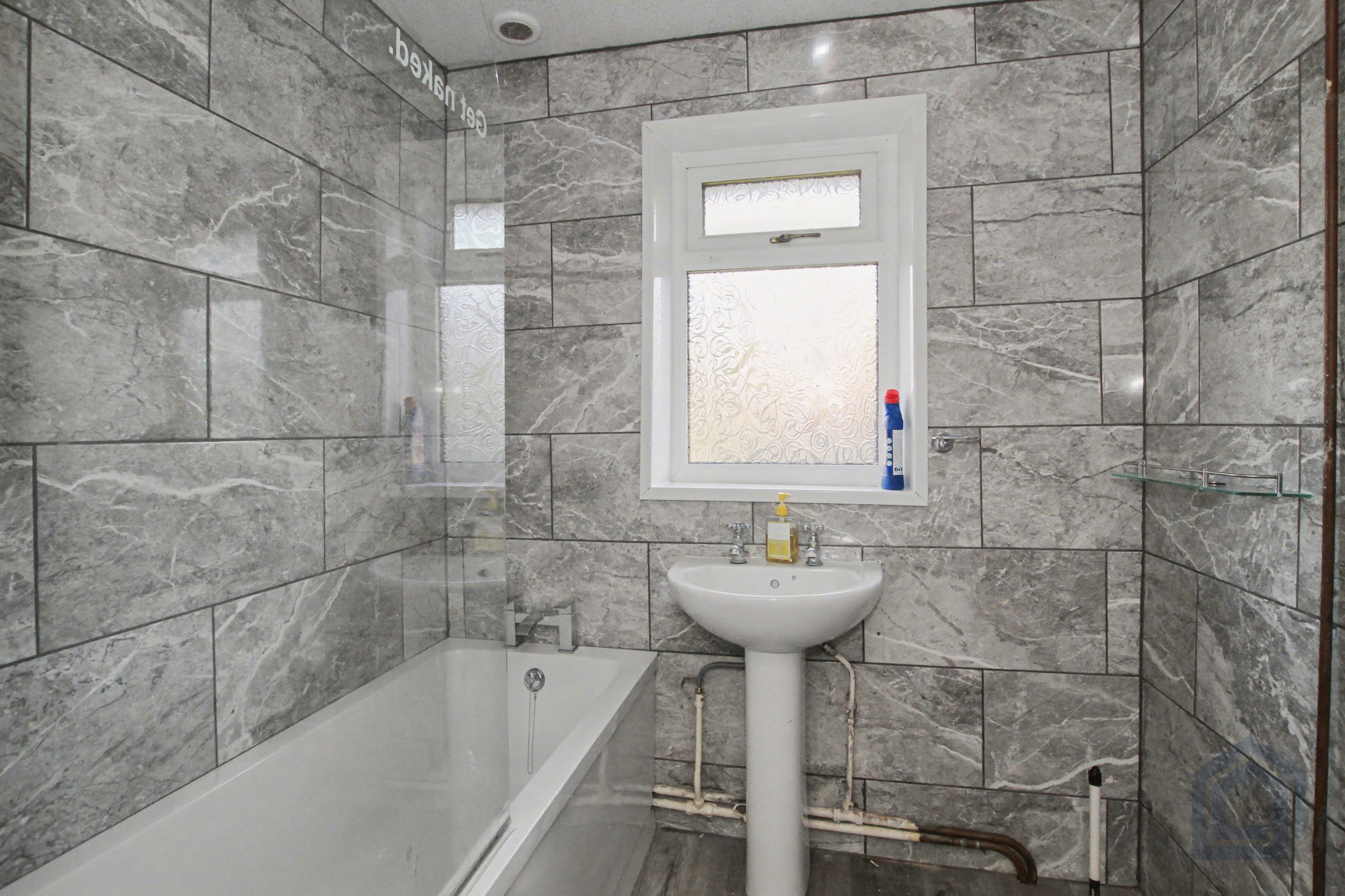 8 Essex Drive
Kidsgrove, Stoke-on-Trent, ST7 1HE