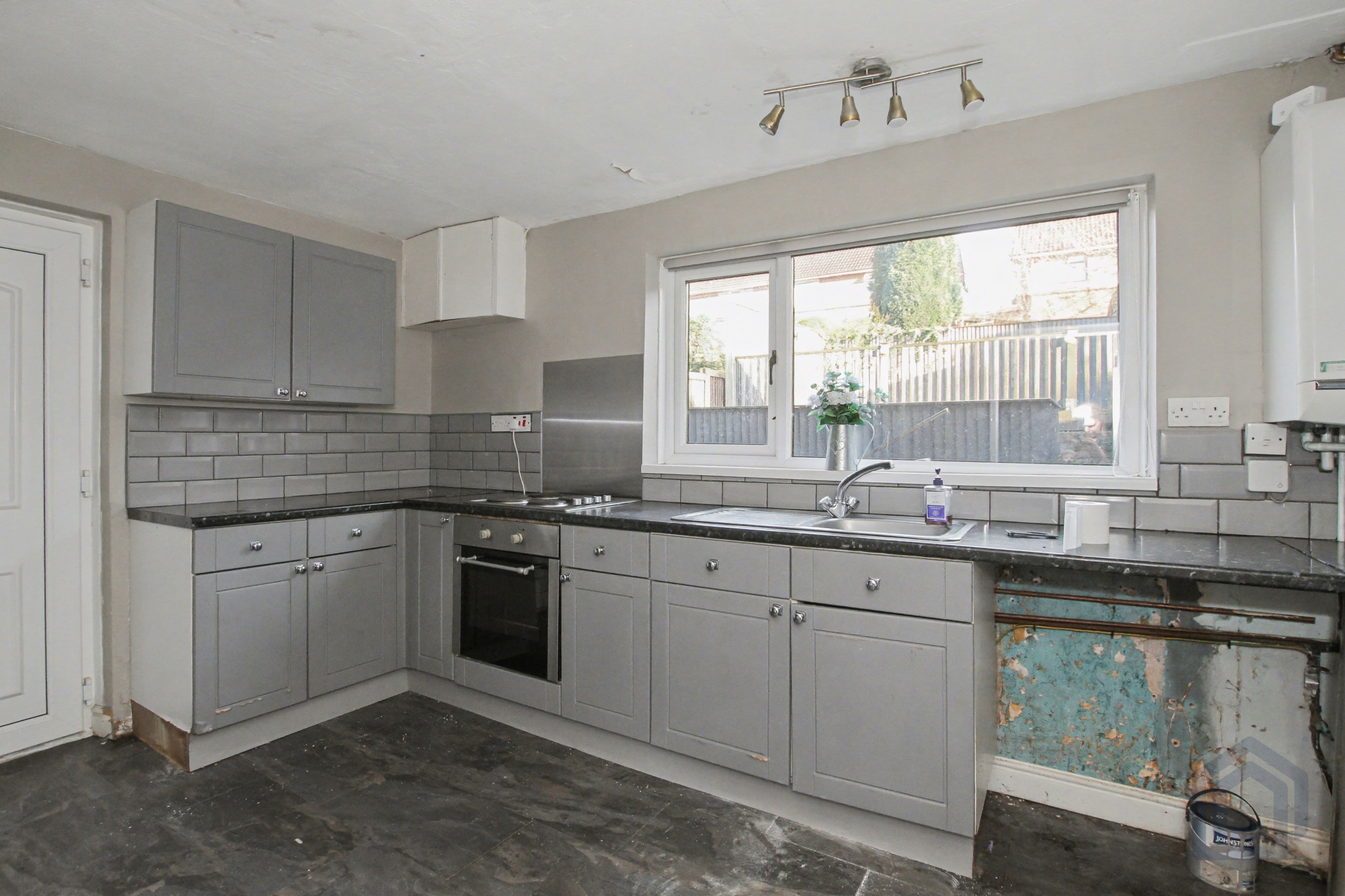 8 Essex Drive
Kidsgrove, Stoke-on-Trent, ST7 1HE