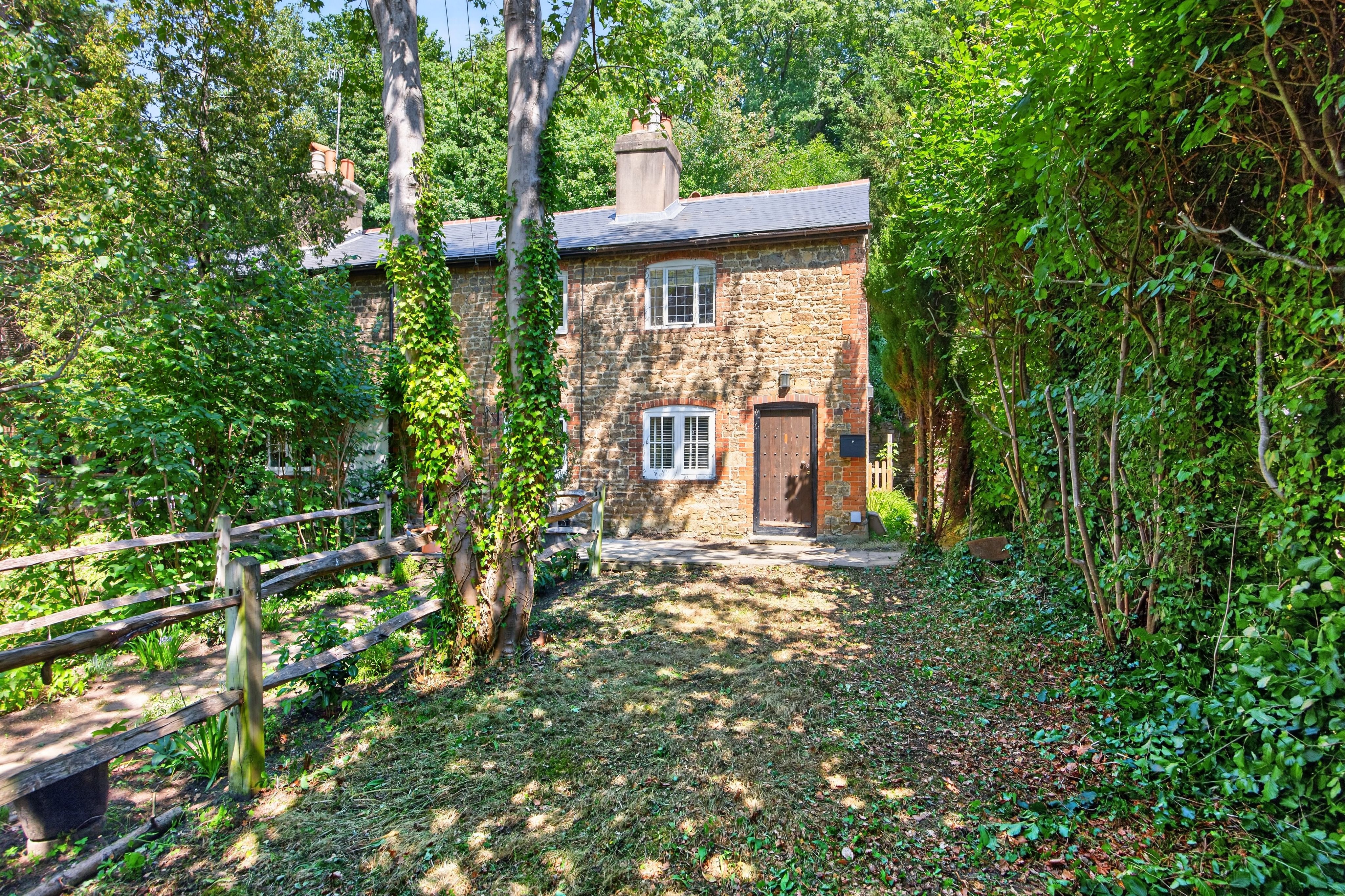 93-97 Brighton Rd, Godalming GU7 1PW