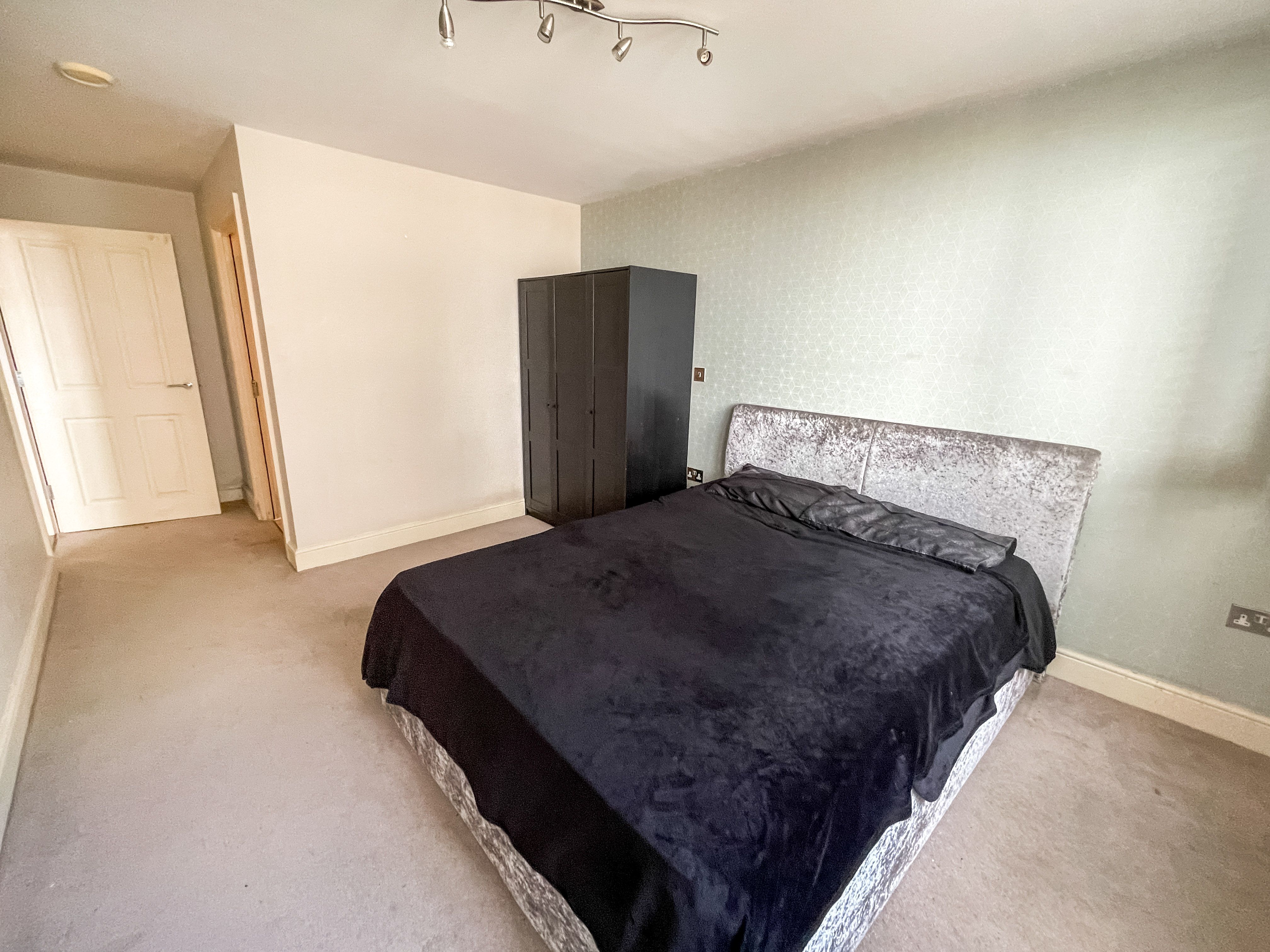 3 Bedroom Flat / Apartment in EGERTON ROAD