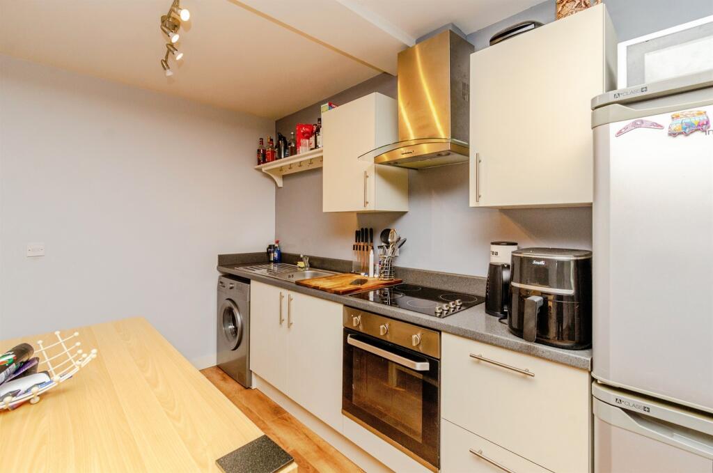 Flat 3 19, Upper High Street, Wednesbury, WS10 7HQ