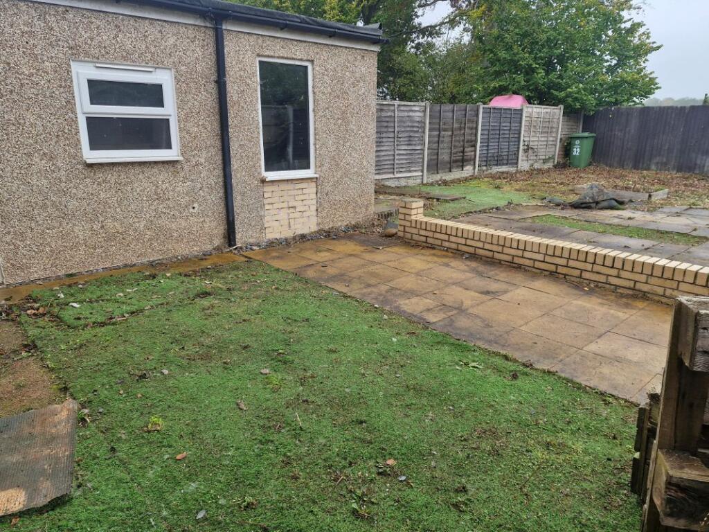 32 Park Road
Featherstone, Wolverhampton, WV10 7HS