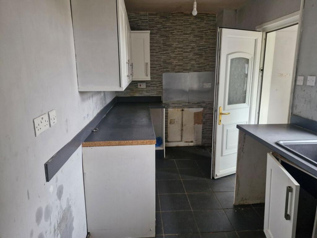 32 Park Road
Featherstone, Wolverhampton, WV10 7HS