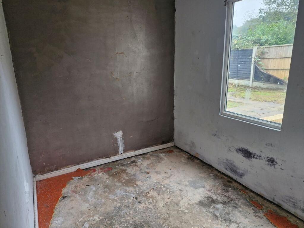 32 Park Road
Featherstone, Wolverhampton, WV10 7HS