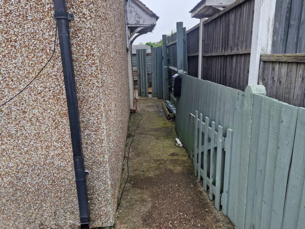 32 Park Road
Featherstone, Wolverhampton, WV10 7HS