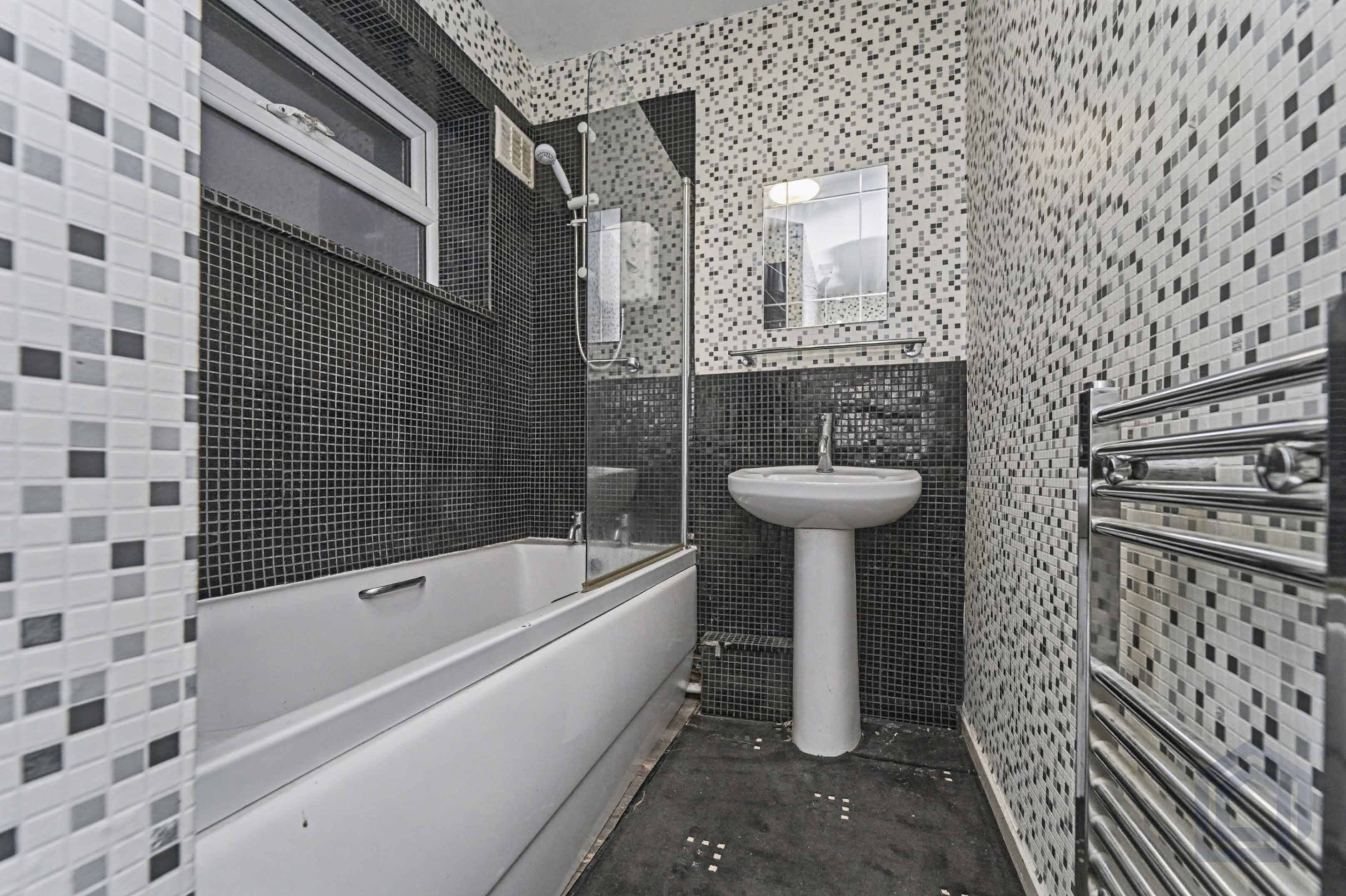 18, Oval Road,, Tipton,, DY4 9RT