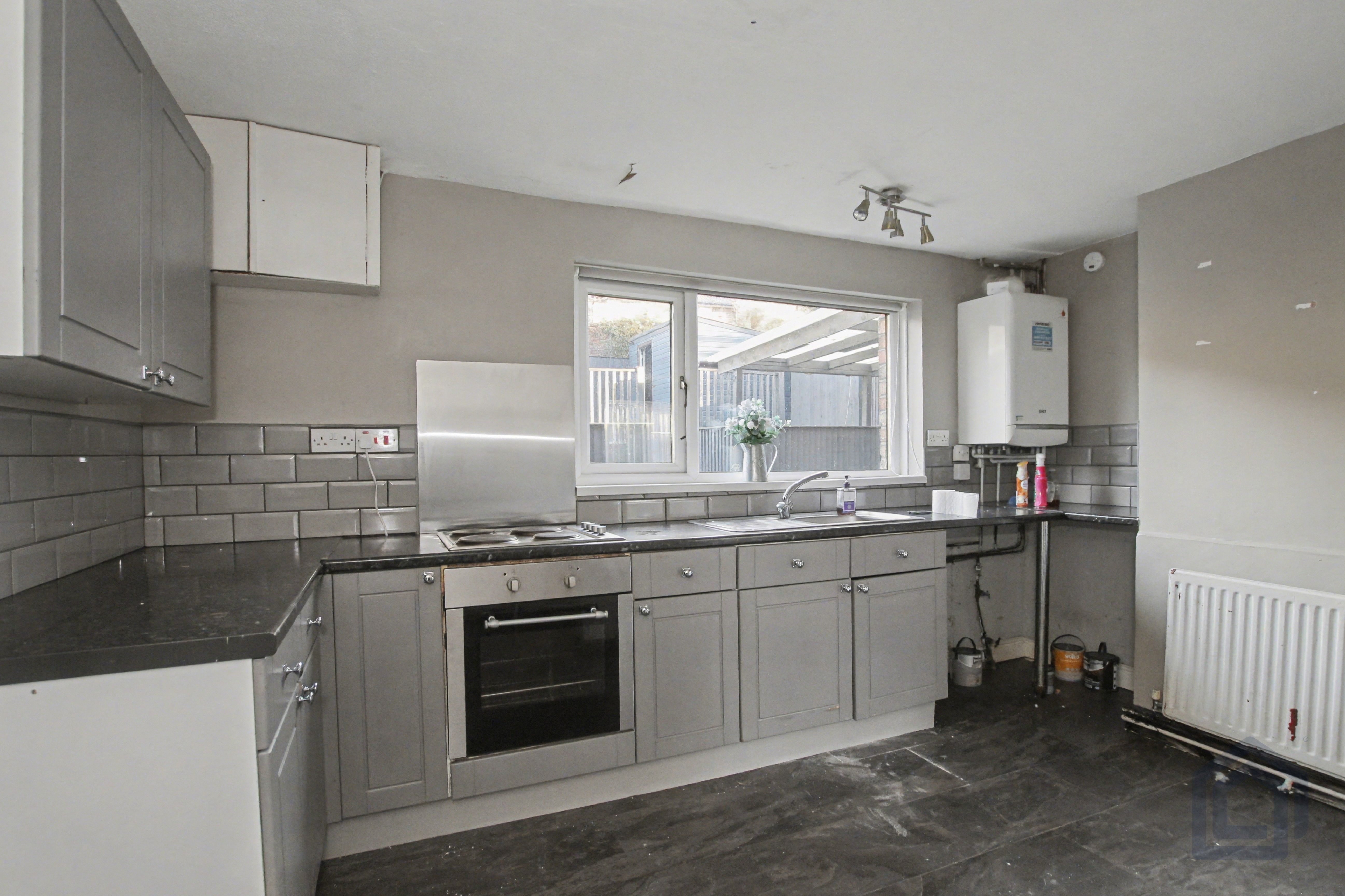 8 Essex Drive
Kidsgrove, Stoke-on-Trent, ST7 1HE