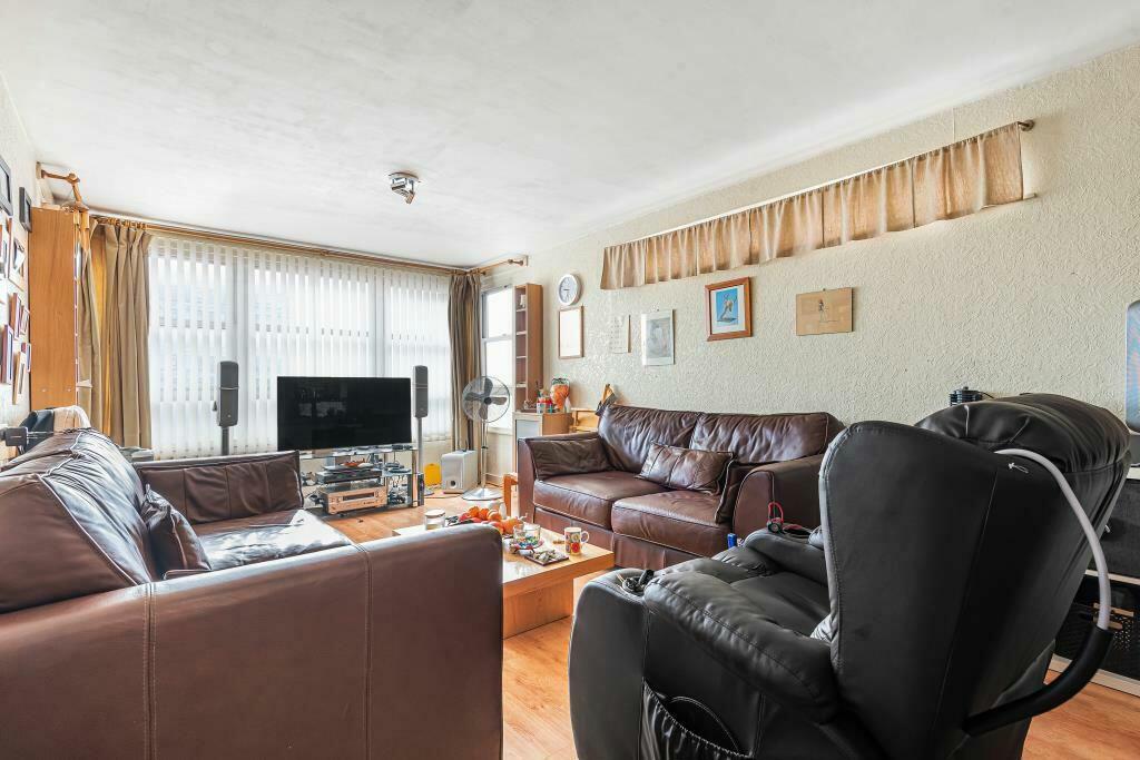 Flat 46 Isobel House,
Staines Road West, Sunbury-on-Thames, TW16 7BD