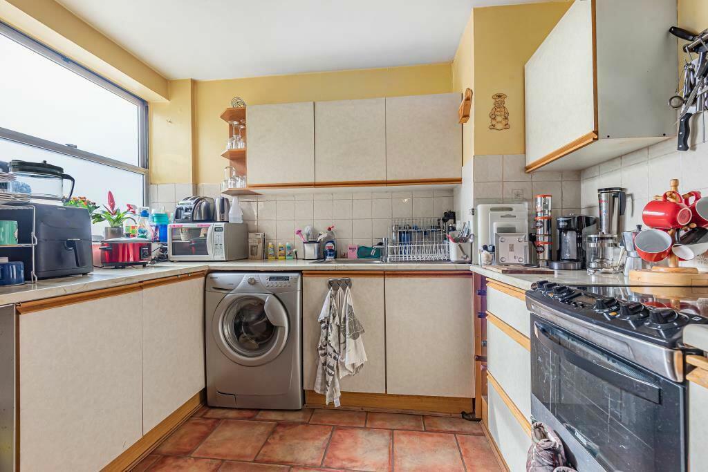 Flat 46 Isobel House,
Staines Road West, Sunbury-on-Thames, TW16 7BD