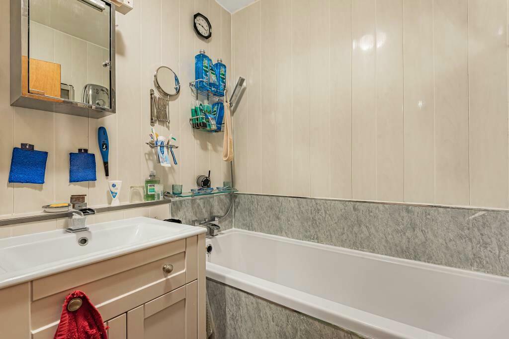 Flat 46 Isobel House,
Staines Road West, Sunbury-on-Thames, TW16 7BD