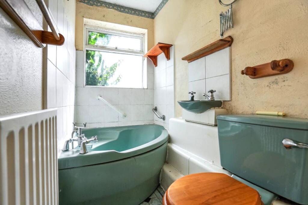 24 Grange Hill, Chatham